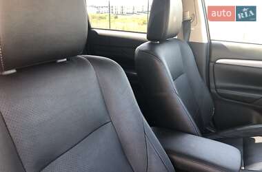 Внедорожник / Кроссовер Mitsubishi Outlander 2015 в 