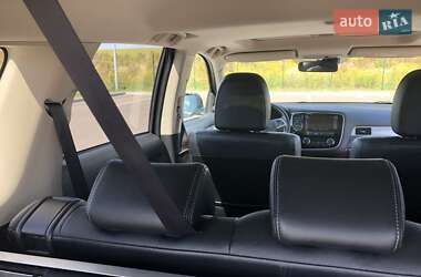 Внедорожник / Кроссовер Mitsubishi Outlander 2015 в 