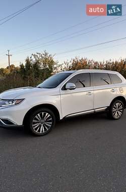 Внедорожник / Кроссовер Mitsubishi Outlander 2019 в 