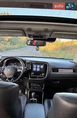 Внедорожник / Кроссовер Mitsubishi Outlander 2019 в 