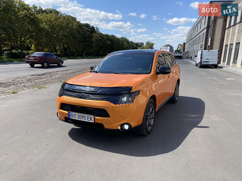 Позашляховик / Кросовер Mitsubishi Outlander 2013 в Києві
