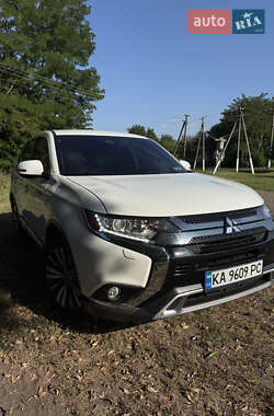 Внедорожник / Кроссовер Mitsubishi Outlander 2020 в Киеве