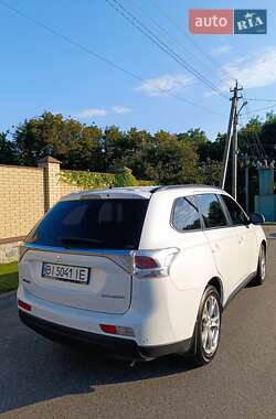Внедорожник / Кроссовер Mitsubishi Outlander 2013 в 