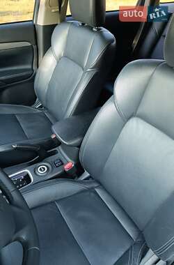 Внедорожник / Кроссовер Mitsubishi Outlander 2013 в 