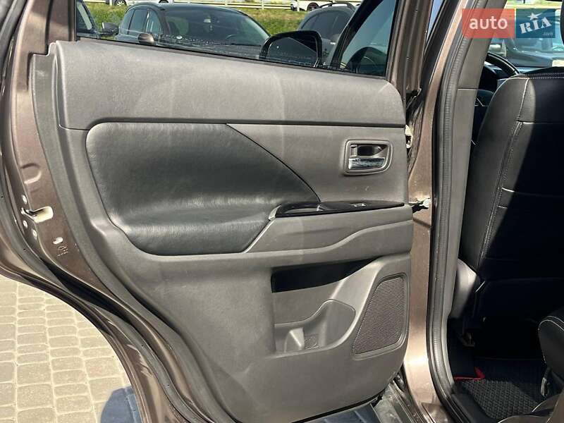 Внедорожник / Кроссовер Mitsubishi Outlander 2017 в Львове