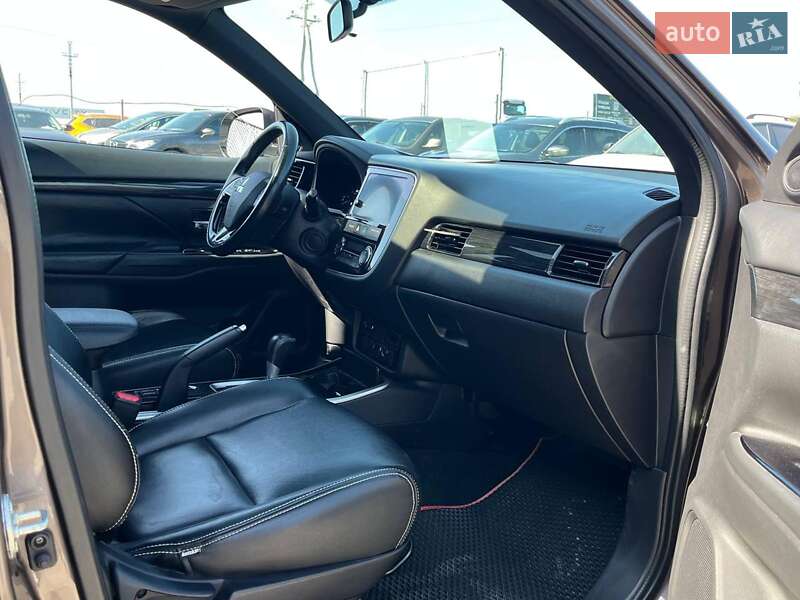 Внедорожник / Кроссовер Mitsubishi Outlander 2017 в Львове