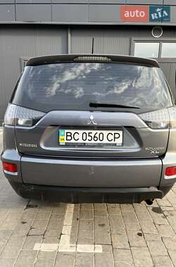 Внедорожник / Кроссовер Mitsubishi Outlander 2012 в 