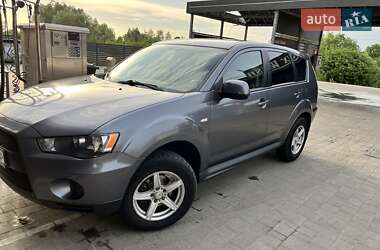 Внедорожник / Кроссовер Mitsubishi Outlander 2012 в 