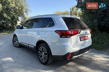 Внедорожник / Кроссовер Mitsubishi Outlander 2016 в 