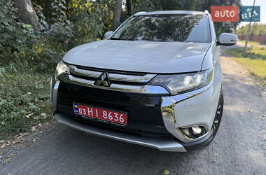Внедорожник / Кроссовер Mitsubishi Outlander 2016 в 