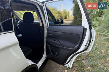 Внедорожник / Кроссовер Mitsubishi Outlander 2016 в 