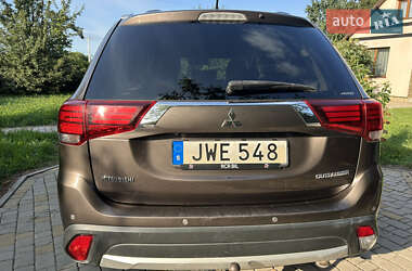 Внедорожник / Кроссовер Mitsubishi Outlander 2016 в 