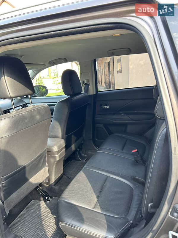 Позашляховик / Кросовер Mitsubishi Outlander 2016 в Радивиліві