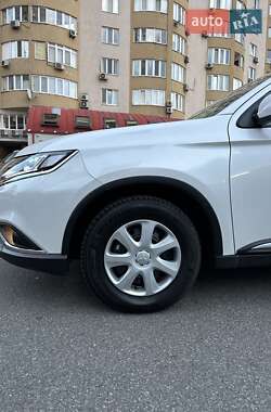 Внедорожник / Кроссовер Mitsubishi Outlander 2021 в 