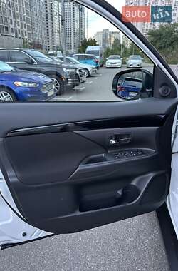 Внедорожник / Кроссовер Mitsubishi Outlander 2021 в 