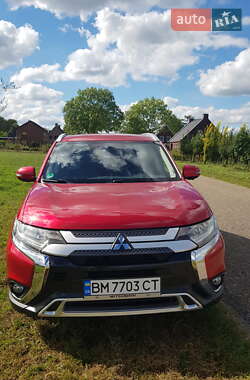 Внедорожник / Кроссовер Mitsubishi Outlander 2020 в 