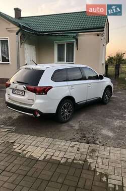 Внедорожник / Кроссовер Mitsubishi Outlander 2015 в 