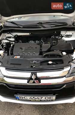 Внедорожник / Кроссовер Mitsubishi Outlander 2015 в 