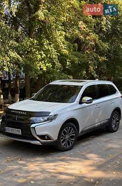 Внедорожник / Кроссовер Mitsubishi Outlander 2017 в 