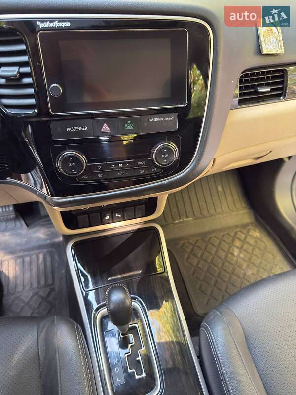 Позашляховик / Кросовер Mitsubishi Outlander 2017 в Бершаді