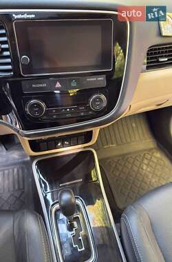 Внедорожник / Кроссовер Mitsubishi Outlander 2017 в 