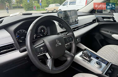 Внедорожник / Кроссовер Mitsubishi Outlander 2022 в 