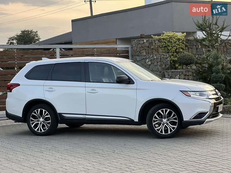 Внедорожник / Кроссовер Mitsubishi Outlander 2016 в Стрые