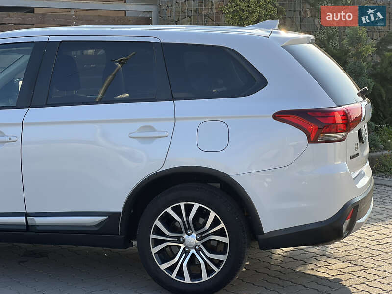 Внедорожник / Кроссовер Mitsubishi Outlander 2016 в Стрые
