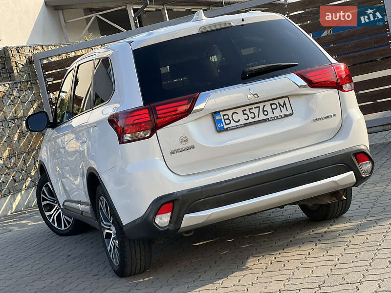 Внедорожник / Кроссовер Mitsubishi Outlander 2016 в Стрые