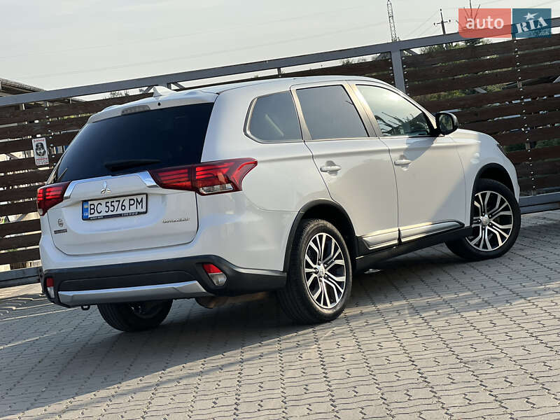 Внедорожник / Кроссовер Mitsubishi Outlander 2016 в Стрые
