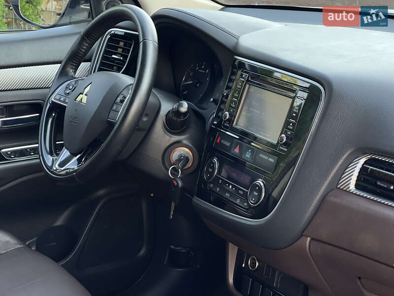 Внедорожник / Кроссовер Mitsubishi Outlander 2016 в Стрые