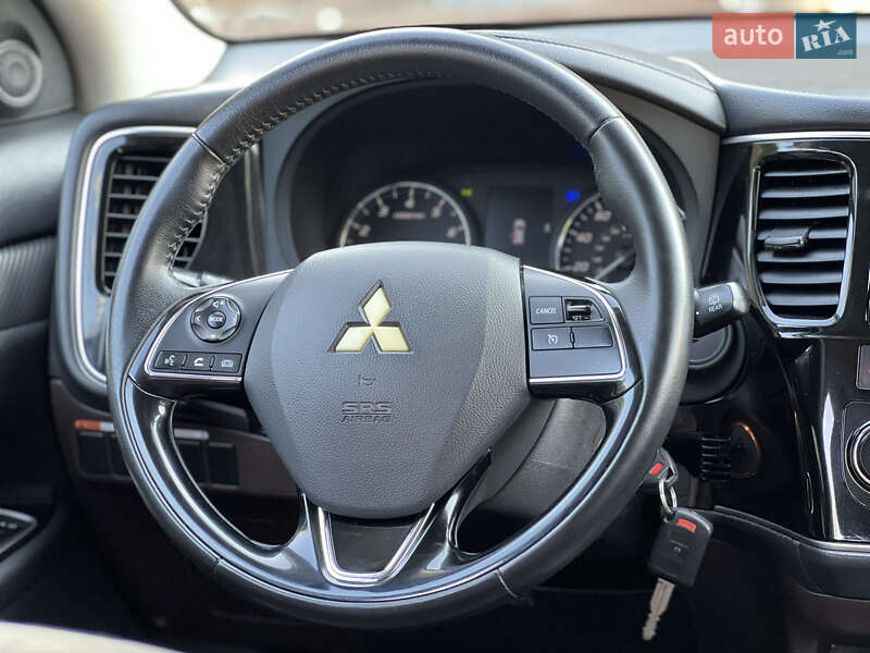 Внедорожник / Кроссовер Mitsubishi Outlander 2016 в Стрые