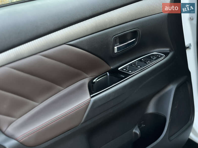 Внедорожник / Кроссовер Mitsubishi Outlander 2016 в Стрые