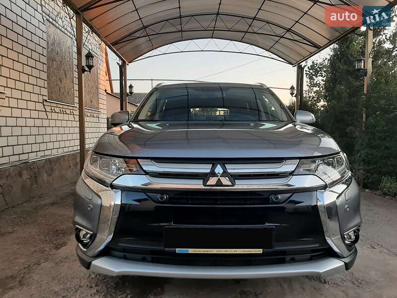 Внедорожник / Кроссовер Mitsubishi Outlander 2017 в 