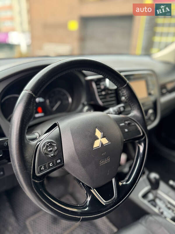 Позашляховик / Кросовер Mitsubishi Outlander 2016 в Києві