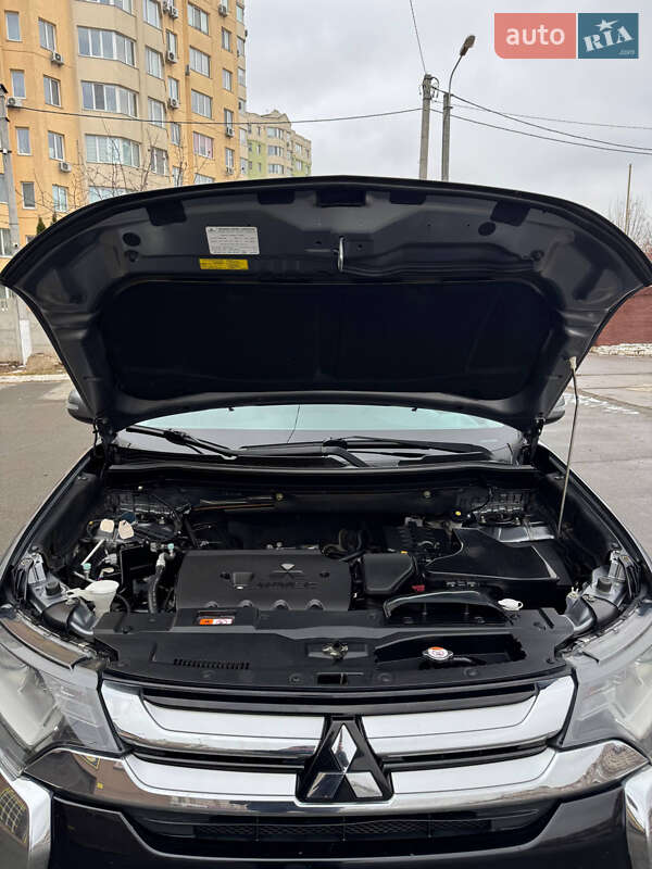 Позашляховик / Кросовер Mitsubishi Outlander 2016 в Києві