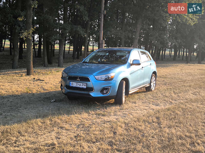 Внедорожник / Кроссовер Mitsubishi Outlander 2014 в 