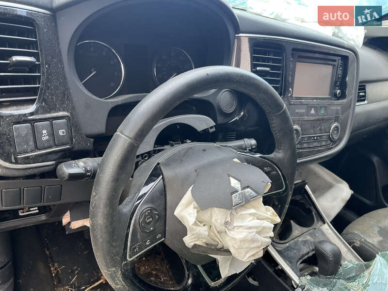 Внедорожник / Кроссовер Mitsubishi Outlander 2016 в Львове