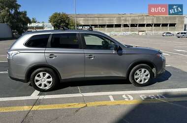 Внедорожник / Кроссовер Mitsubishi Outlander 2014 в 