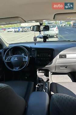 Внедорожник / Кроссовер Mitsubishi Outlander 2014 в 