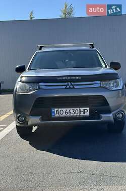 Внедорожник / Кроссовер Mitsubishi Outlander 2014 в 