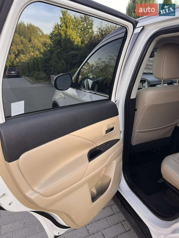 Позашляховик / Кросовер Mitsubishi Outlander 2015 в Хмельницькому