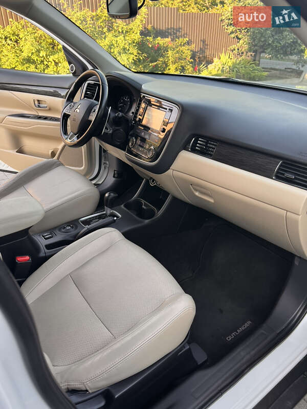 Позашляховик / Кросовер Mitsubishi Outlander 2015 в Хмельницькому