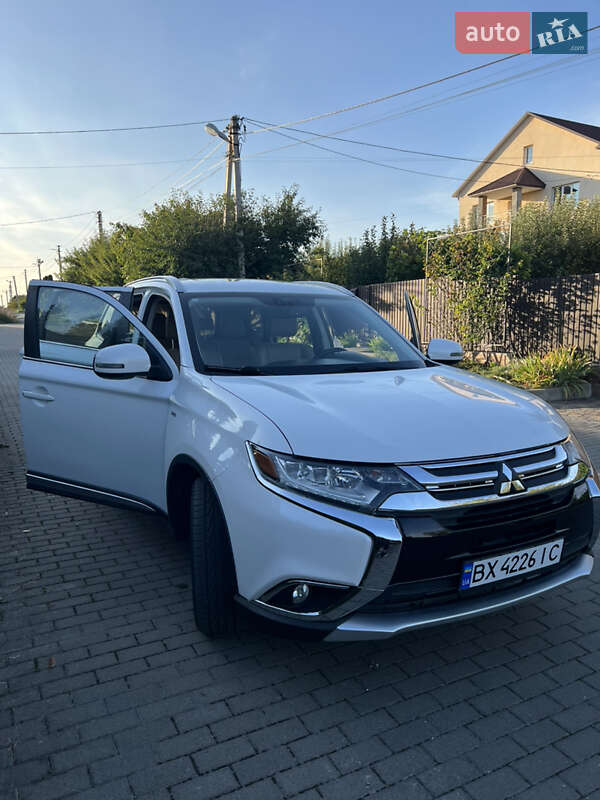 Позашляховик / Кросовер Mitsubishi Outlander 2015 в Хмельницькому
