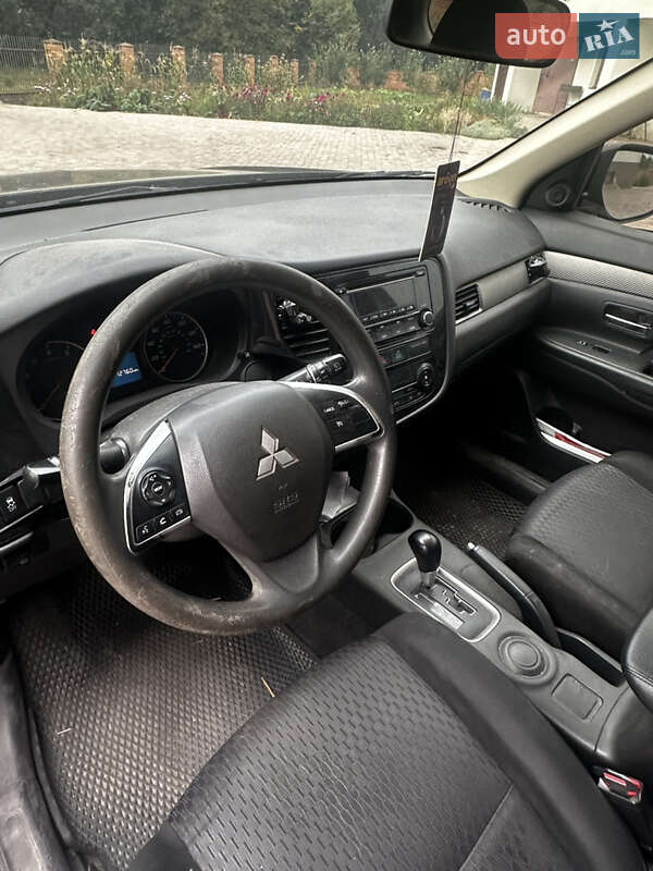 Внедорожник / Кроссовер Mitsubishi Outlander 2013 в Калиновке