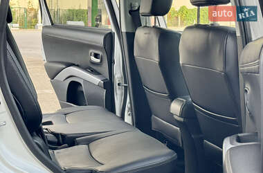 Внедорожник / Кроссовер Mitsubishi Outlander 2012 в 