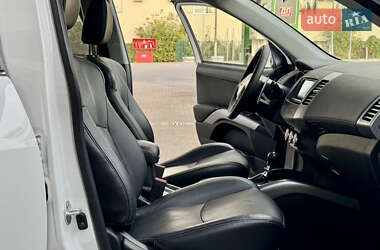 Внедорожник / Кроссовер Mitsubishi Outlander 2012 в 