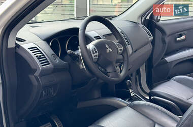 Внедорожник / Кроссовер Mitsubishi Outlander 2012 в 