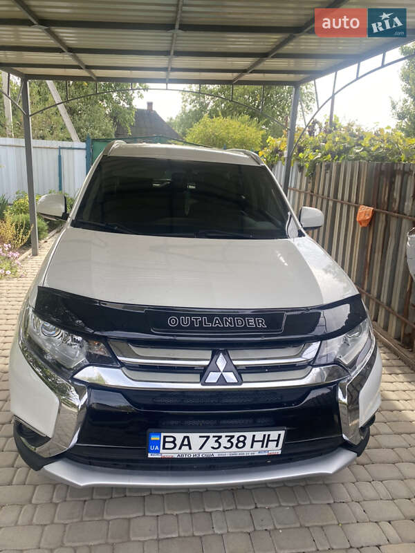 Внедорожник / Кроссовер Mitsubishi Outlander 2016 в Кропивницком