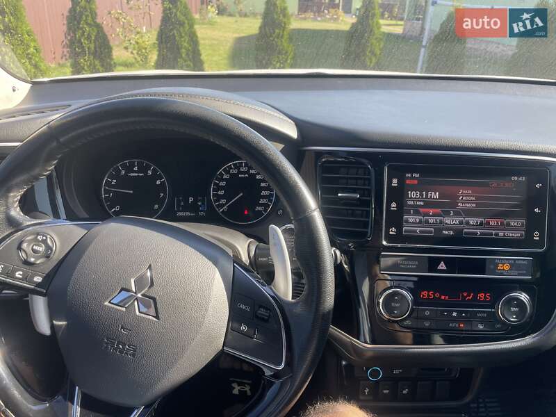 Позашляховик / Кросовер Mitsubishi Outlander 2018 в Києві